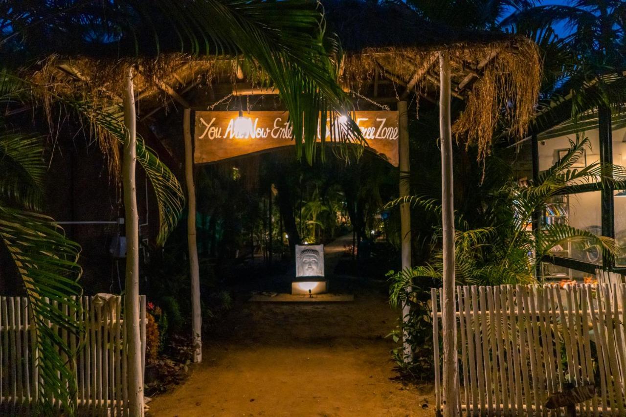 Village Susegat Beach Resort Morjim Eksteriør bilde